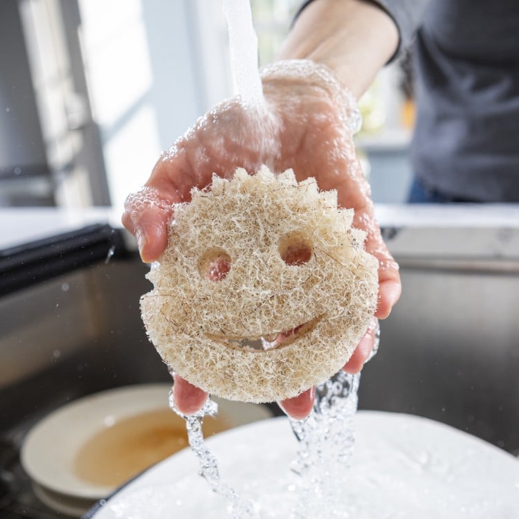 cocomesh being held under water